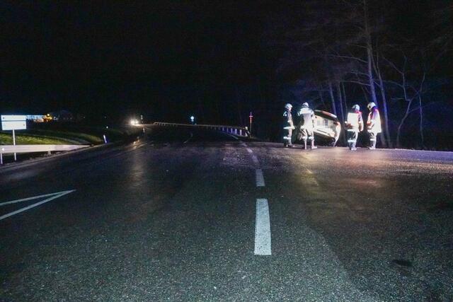 Ein Pkw-Lenker landete mit seinem Fahrzeug in Rogatsbodenim Straßengraben. | Foto: Doku NÖ