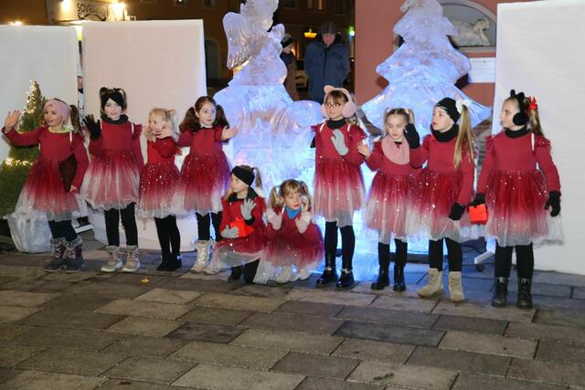 Die jungen Tänzerinnen und Tänzer zeigten ihr beeindruckendes tänzerisches Können am Weihnachtsmarkt in Knittelfeld. | Foto: Stadtgemeinde Knittelfeld