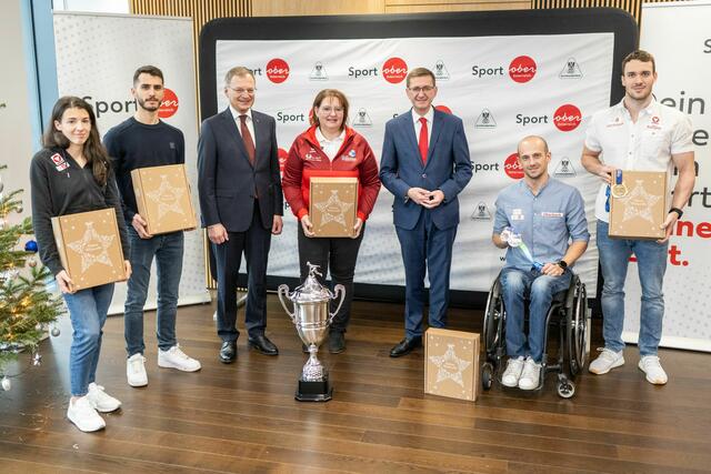 OÖ-Sportlerin des Jahres Susanne Gogl-Walli, DTM-Champion Thomas Preining, Landeshauptmann Thomas Stelzer, Bettina Eckerstorfer vom Stocksport-Champions League-Sieger St. Peter am Wimberg , Sport-Landesrat Markus Achleitner, Paratriathlon WM-Medaillengewinner Florian Brungraber und Schwimm-Europameister Bernhard Reitshammer. | Foto: Land OÖ / Peter Mayr