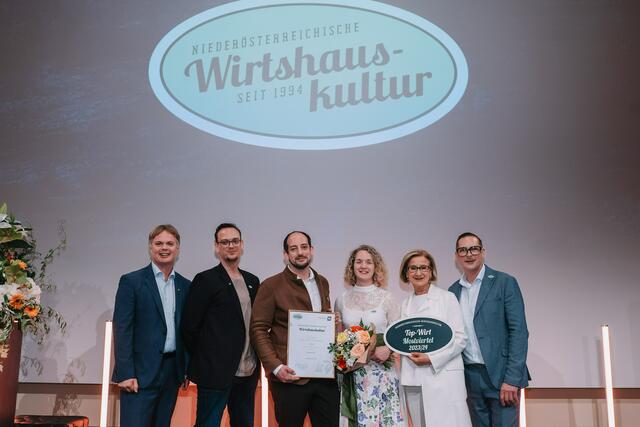 Stefan Hueber und Silvia Aigner aus St. Georgen an der Leys (M.) bei der Preisverleihung | Foto: seidl.photo