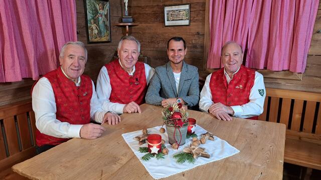 Daniel "Düsenflitz" Müller mit den Stoakoglern in deren Stube im Stoani Haus in Gasen | Foto: Stimmungsgarten TV