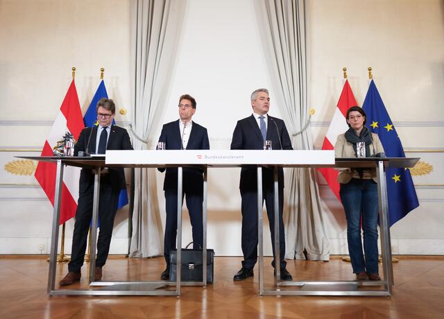 Nur wenige Tage vor Weihnachten präsentierte die Bundesregierung am Freitag die Ergebnisse des "Corona-Aufarbeitungsprozesses", aus dem die Bundesregierungen Ableitungen getroffen hat, um bei künftigen Krisen die Resilienz Österreichs zu erhöhen, die Bevölkerung besser zu schützen und transparentere und nachvollziehbare Maßnahmen zu setzen. Bundeskanzler Karl Nehammer (ÖVP) räumte ein, dass die Regierung "mit dem Wissen von heute" vieles anders machen würde. | Foto:  EVA MANHART / APA / picturedesk.com