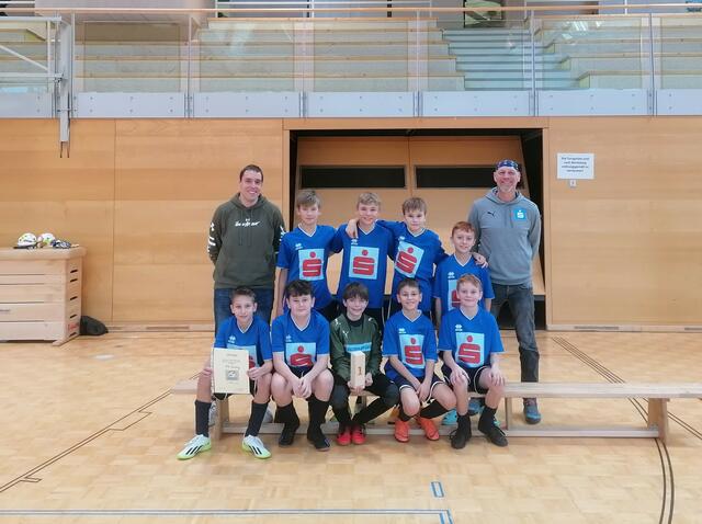Bezirksmeister Inzing mit Trainer und Bezirksreferent