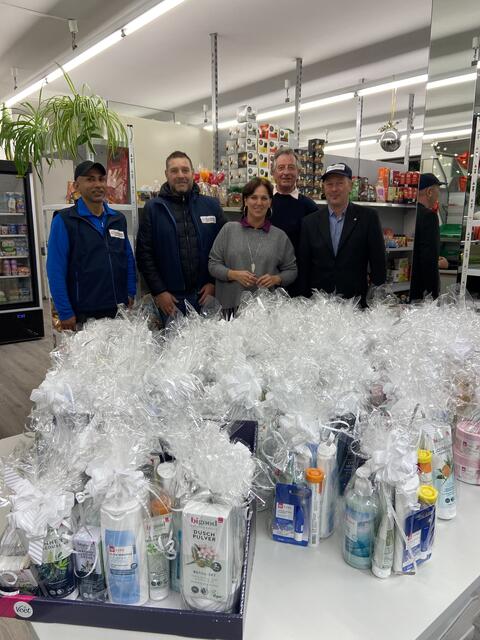Im Paulusladen Reutte freute man sich sehr über die Weihnachtsgeschenke vom Lions-Club. | Foto: Hartmann Rief