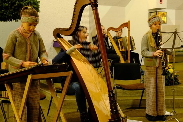 Hackbrett, Harfe und Klarinette in einem ganz zarten Ensemble. | Foto: Lia Buchner