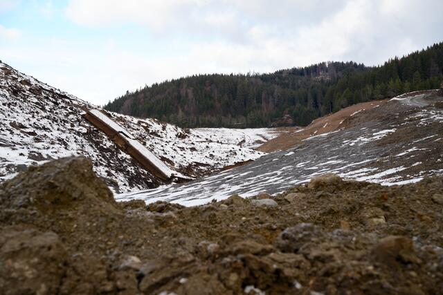 Die Reste der 1990 gesprengten Höllgrabenbrücke | Foto: Michl