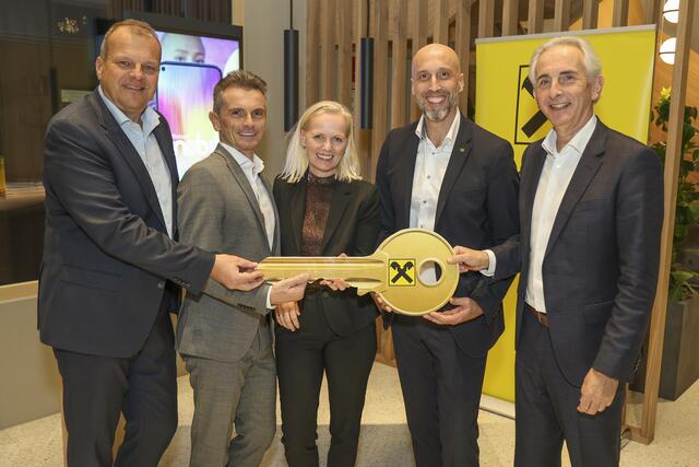 Das Raiffeisen Team: Dir. Thomas Schauer, Prok. Hannes Grünberger. GLin Ernestine Grießler, GBL Werner Frech und Dir. Gerhard Buchinger bei der Schlüsselübergabe im Zuge der Eröffnung.
 | Foto: Raiffeisenbank