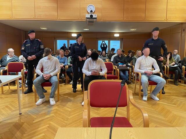 Links der 14-Jährige, in der Mitte die 20-Jährige Zweitangeklagte und rechts der 19-Jährige. | Foto: BRS