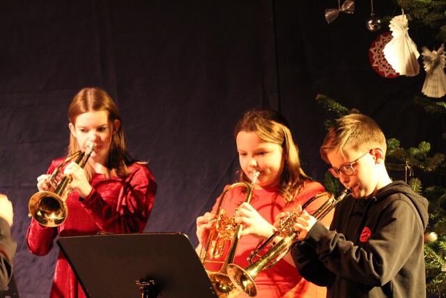 Die Schülerinnen und Schüler stimmten musikalisch auf das Weihnachtsfest ein.