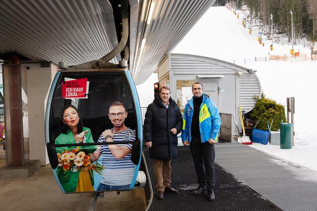 WKNÖ-Präsident Wolfgang Ecker (l.) und der Geschäftsführer der Semmering Bergbahnen GmbH, Nazar Nydza, bei der neuen #ichkauflokal-Gondel. | Foto: Sylvia Faustenhammer