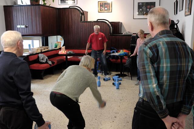Die Betroffenen erwartet im Café Zeitreise ein buntes Programm, meistens wird gesungen, gebastelt oder gekegelt. | Foto: Peter Aldrian