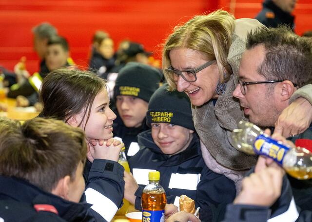 Landeshauptfrau Johanna Mikl-Leitner hatte besondere Freude an den Gesprächen mit der Feuerwehrjugend. | Foto: NLK Pfeffer