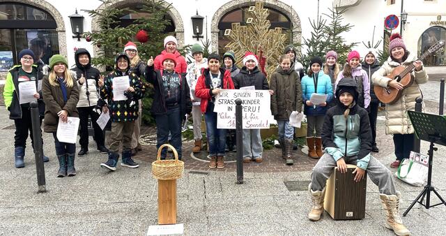 Die 1a Klasse der Mìttelschule Kitzbühel mit Musiklehrerin Marion Aufschnaiter. | Foto: MS Kitzbühel
