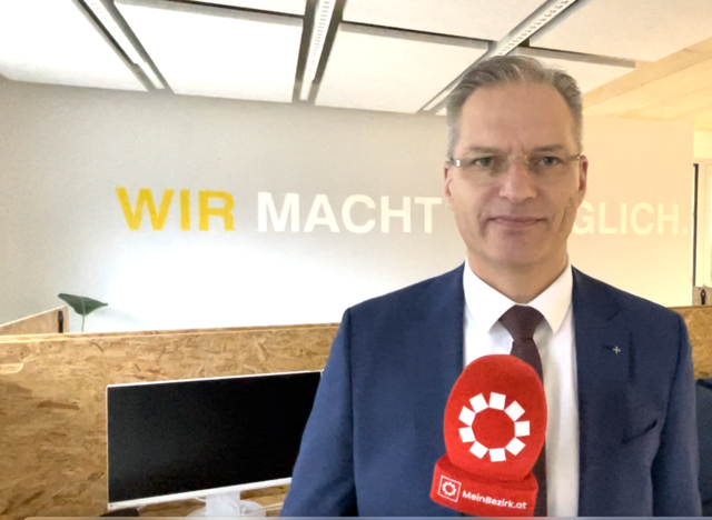 "Unser USP ist, dass es keine fixen Pakete oder Bankprodukte gibt. Wir unterstützen bereits vier Salzburger Start-up-Unternehmen auf die unterschiedlichste Weise: einerseits mit Eigenkapital, andererseits mit flexiblen Büroräumlichkeiten; wir fungieren auch als Großkunde bei einem innovativen Produkt oder stellen unser Netzwerk zur Verfügung, wo wir die richtigen Ansprechpartner vermitteln können", sagt Andreas Derndorfer, Geschäftsführer von Raiffeisen Salzburg. | Foto: Martin Schöndorfer, 2023