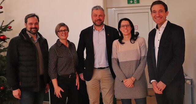Georg Thünauer, Manuela und Robert Tulnik, Andrea Graf und Stefan Kaiser spendeten den Kindern der VS Fernitz den verdienten Applaus für ihren Auftritt. | Foto: Edith Ertl