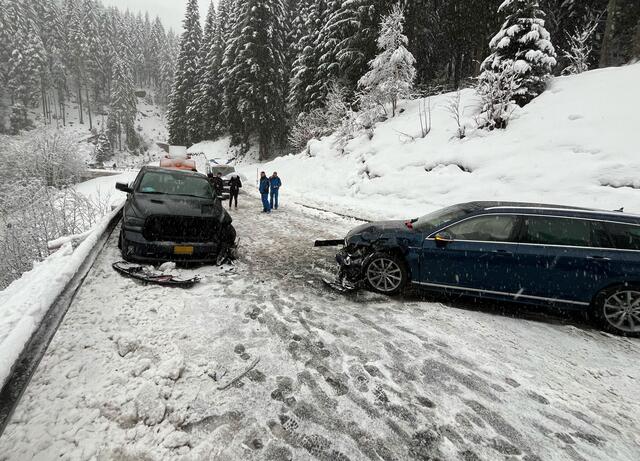 In einer langgezogenen Rechtskurve, im Gemeindegebiet von Hainzenberg verlor ein PKW-Lenker die Kontrolle über sein Fahrzeug.  | Foto: ZOOM.Tirol