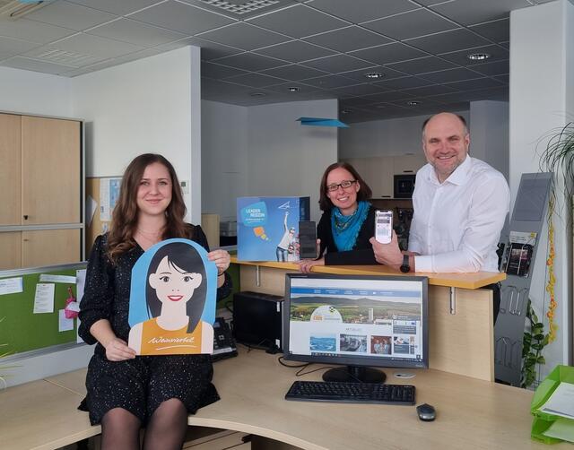 Bianca Christenheit (Projektbegleitung LEBENS.wertes Weinviertel), DI Christine Filipp (Geschäftsführung LEADER Region Weinviertel Ost), Bgm Christian Frank (Obmann der LEADER Region Weinviertel Ost) - v.l. | Foto: LEADER Region Weinviertel Ost