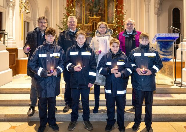 Bürgermeister Christian Flammer, Landesfeuerwehrkommandant Dietmar Fahrafellner, Landeshauptfrau Johanna Mikl-Leitner und Pater Stephan Holpfer mit den jungen Kollegen der Freiwilligen Feuerwehr bei der Friedenslichtfeier in der Stadtpfarrkirche Bad Vöslau. | Foto: NLK Pfeffer