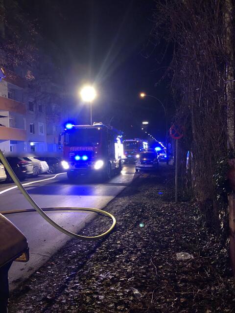Am Donnerstagabend wurde die Berufsfeuerwehr Graz zu zu einem Wohnungsbrand in einem Mehrparteienhaus in Graz gerufen.  | Foto: BF Graz
