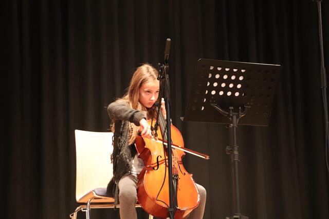 Katharina spielte das Cello-Solo "Alle Jahre wieder" | Foto: Edith Ertl