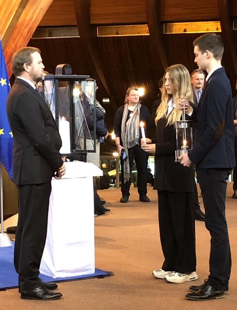 Severin Mader (HTL Steyr) übergibt das Friedenslicht an Björn Berge (Generalsekretär des Europarats) | Foto: HTL Steyr