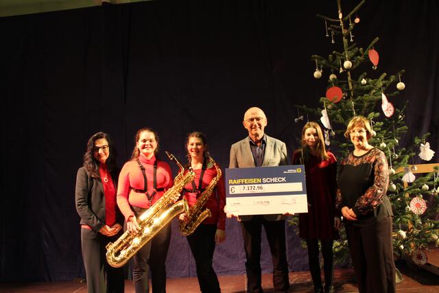 Spendenübergabe an Franz Feichtlbauer vom Verein Debra Austria.