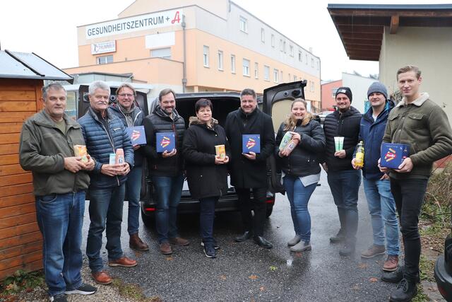 Vzbgm. Georg Thünauer (4.v.l.) übergab mit der VP Fernitz-Mellach Lebensmittel an Vinzi-Obfrau Heidemarie Reicht | Foto: Edith Ertl
