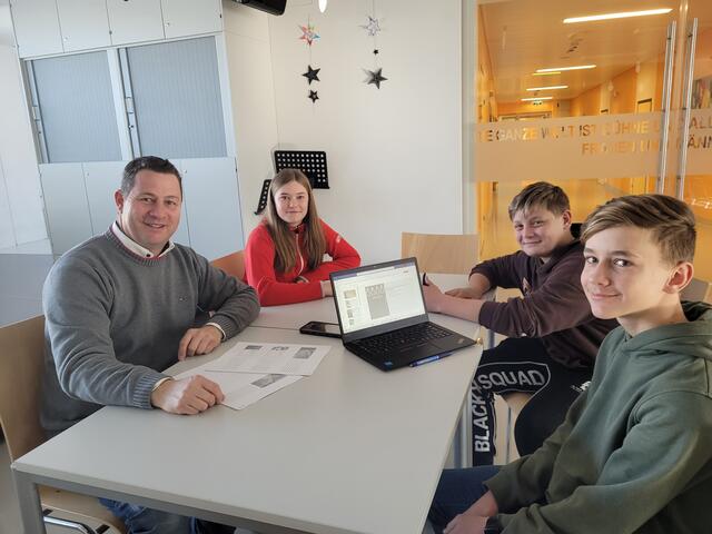 Vize-Bgm. Roland Holitzky mit seiner Arbeitsgruppe | Foto: Salzburger Bildungswerk