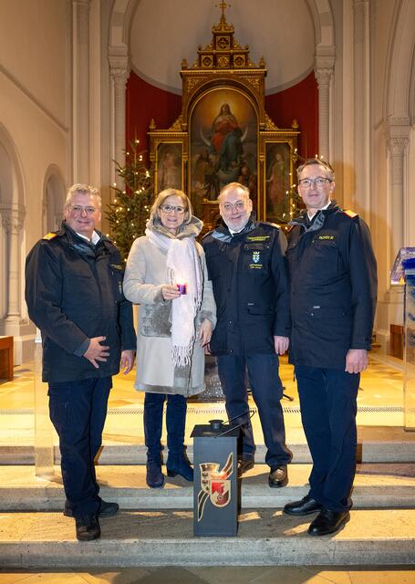 Landesfeuerwehrkommandant Dietmar Fahrafellner, Landeshauptfrau Johanna Mikl-Leitner, Landesfeuerwehrkurat und Pfarrer Bad Vöslau Pater Stephan Holpfer und Landesfeuerwehrkommandantstellvertreter Martin Boyer bei der Friedenslichtfeier in Bad Vöslau. | Foto: NLK Pfeffer