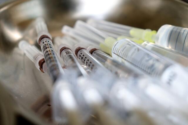 Mit Impfungen gut geschützt in die Weihnachtsfeiertage: Wie die aktuelle Empfehlung zum Schutz vor Influenza, Corona und RSV aussieht. | Foto: Pixabay