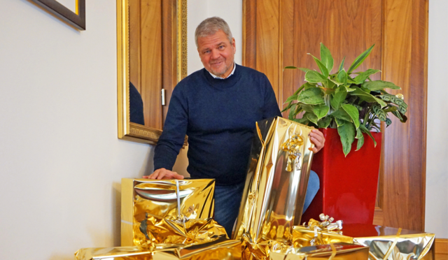 Bürgermeister Gerhard Köfer mit den Packerln. | Foto: eggspress