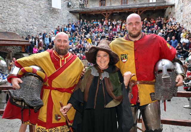 Misha Hollaus mit ihren beiden Rittern beim heurigen Burgfest in Kaprun. | Foto: Roland Hölzl