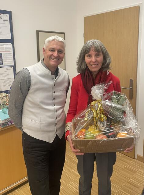Direktor Dr. Adolf Lackner bedankt sich mit einem Energie- und Motivationskörberl bei Kollegin Prof. Mag. Anita Profunser für ihr prägendes Wirken für die HLW Schulgemeinschaft. | Foto: (c) hlwspittal 2023; Lackner