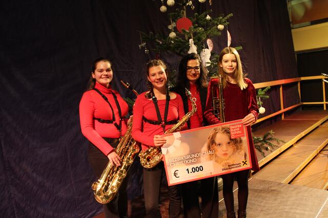 Direktorin Maria Reindl und Schülerinnen mit dem Spendenscheck: 1.000 Euro gehen an die BezirksRundschau-Christkind-Aktion im Bezirk Perg.