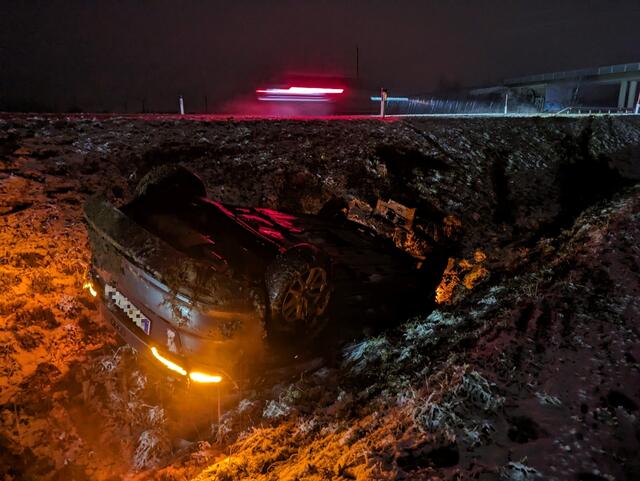 Ein Pkw hatte sich überschlagen und blieb im Graben am Dach liegen. Die Stadtfeuerwehr Oberwart rückte in der Nacht aus. | Foto: Stadtfeuerwehr Oberwart