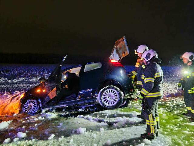 Ein Pkw wurde Samstagfrüh von der FF Steinberg und FF Oberloisdorf geborgen. | Foto: Andreas Kuzmits