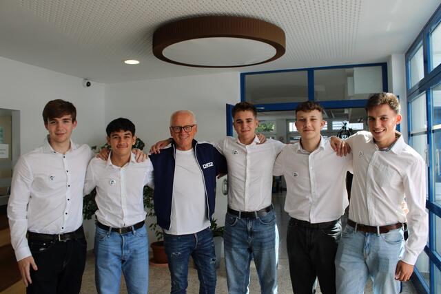 Die Schüler luden Andreas Marek in die Schule ein um sich Tipps für das Turnier und dessen Moderation zu holen. | Foto: Anika Paul