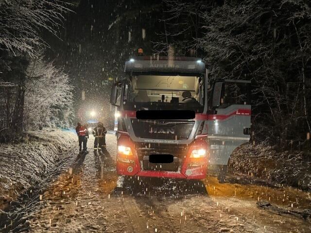 Ein Lkw mit zwei Anhängern kam von der Fahrbahn bei Riedlingsdorf ab. | Foto: Feuerwehr Riedlingsdorf