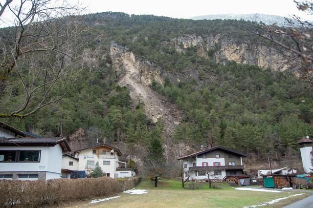 In der Nacht auf 23. Dezember verursachte ein Felssturz mehrere Schäden bei Mils bei Imst. Vier Wohnhäuser mussten evakuiert werden.  | Foto: Zeitungsfoto.at