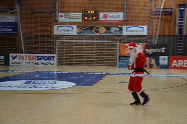 Bei der Begrüßung: Auftritt von Weihnachtsmann Emil. | Foto: Anika Paul