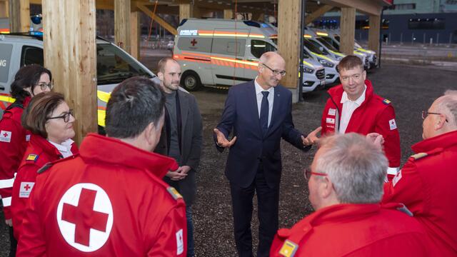 LH Mattle und Staatssekretär Tursky besuchten heute die Einsatzkräfte und sprachen ihnen ihren Dank aus.  | Foto: Land Tirol/Die Fotografen