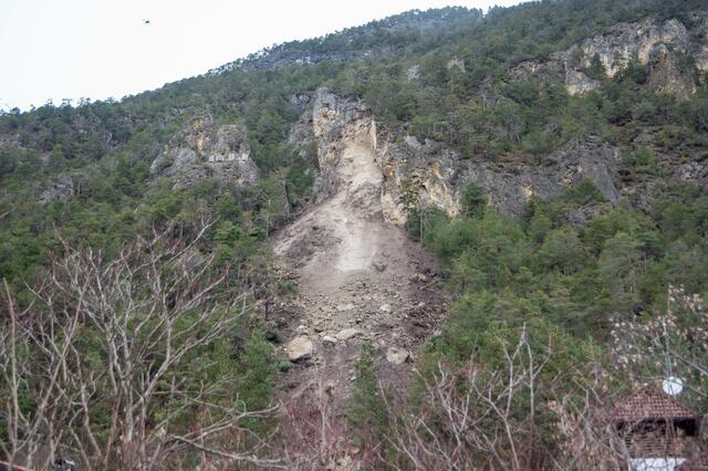 In der Nacht auf 23. Dezember verursachte ein Felssturz mehrere Schäden bei Mils bei Imst. Vier Wohnhäuser mussten evakuiert werden.  | Foto: Zeitungsfoto.at