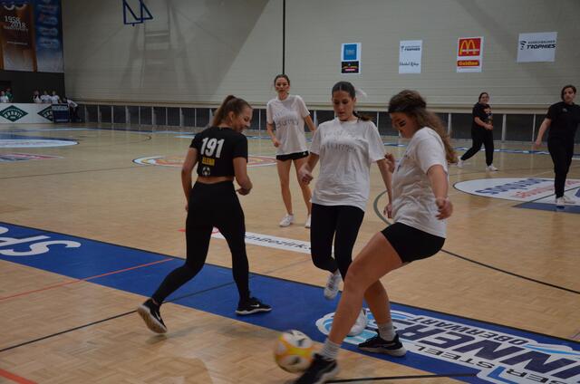 Das erste Match des Tages - die "Christina(s) Stürmer" gegen "Tourschaft". | Foto: Anika Paul