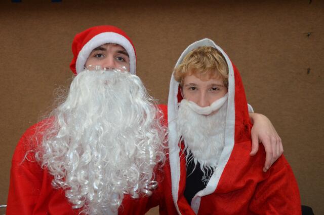 Emil und Sid sorgten mit ihrer mitreißenden Moderation und weihnachtlichen Kostümen für gute Stimmung. | Foto: Anika Paul