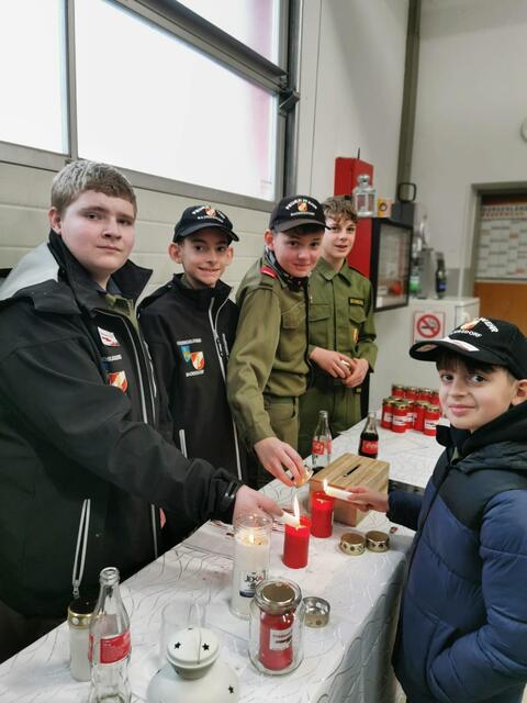 Die Feuerwehrjugend verteilte das Friedenslicht in Badersdorf. | Foto: Feuerwehr Badersdorf