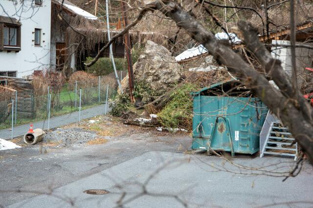 In der Nacht auf 23. Dezember verursachte ein Felssturz mehrere Schäden bei Mils bei Imst. Vier Wohnhäuser mussten evakuiert werden.  | Foto: Zeitungsfoto.at