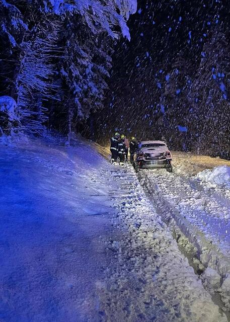 Die Feuerwehr Rechnitz musste mehrere Fahrzeuge aus misslicher Lage befreien. | Foto: Feuerwehr Rechnitz
