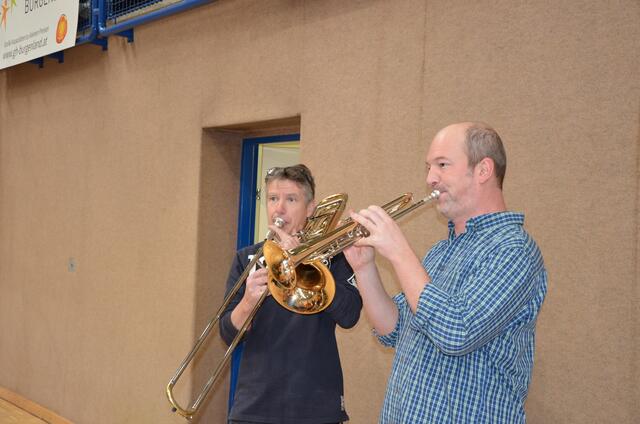 Die Professoren Csencsits Andreas und Zangl Bernhard sorgten für die musikalische Umrahmung der Spiele. | Foto: Anika Paul