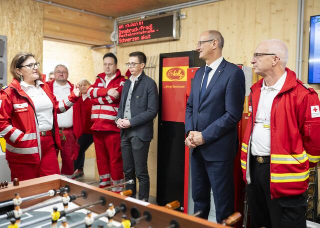 LH Anton Mattle besuchte heute, Samstag, gemeinsam mit Staatssekretär Florian Tursky die Leitstelle Tirol und das Rote Kreuz Innsbruck. | Foto: Land Tirol/Die Fotografen