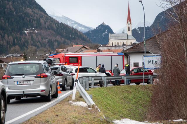 In der Nacht auf 23. Dezember verursachte ein Felssturz mehrere Schäden bei Mils bei Imst. Vier Wohnhäuser mussten evakuiert werden.  | Foto: Zeitungsfoto.at
